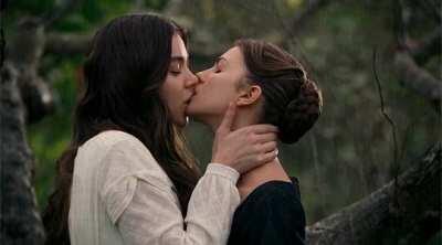 This gorgeous lesbian kiss from Hailee Steinfeld is enough to make me hard