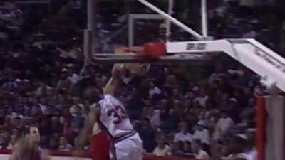 Grant Hill dunks on 7'7