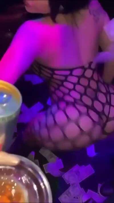 Reupload of her twerking on that guy