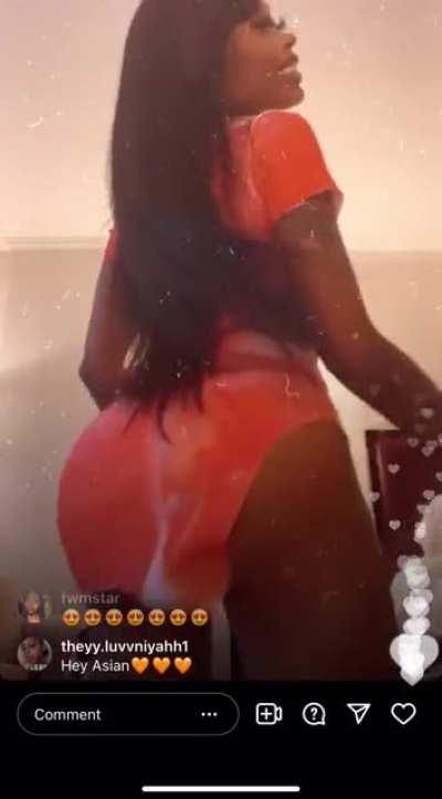 She need to learn how to shake that shit😂it’s fat tho!