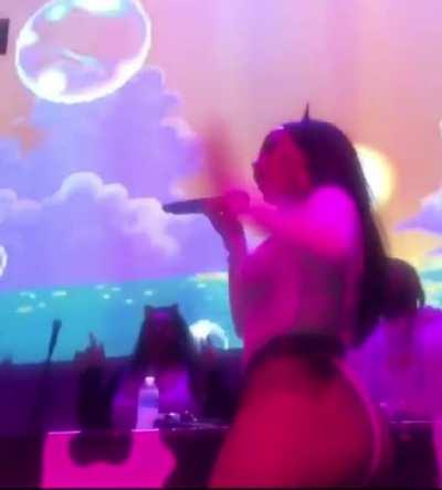 He like it Thickie like it Fat yuh