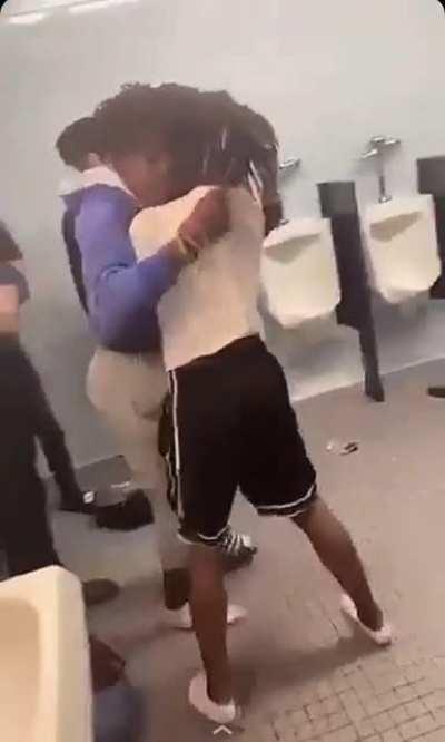 No sound but bathroom 1v1