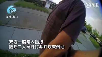 美国一男子正仰望天空，被美警拖倒连射数枪击毙