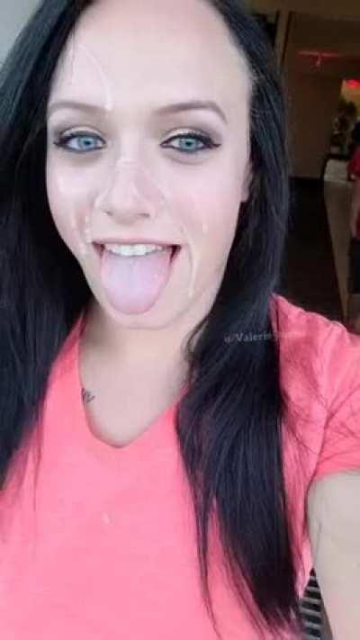 I like showing everyone I'm a cumslut 😋