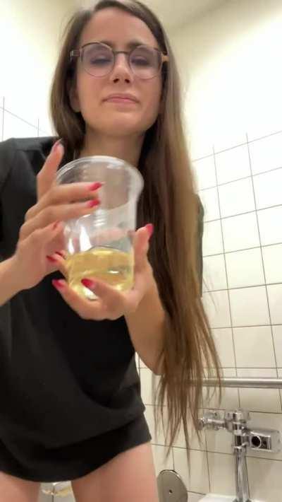 This nurse is here to tell you that drinking piss is safe ;) & I’ve put a free trial link to my fetish page on the comments below! Only 100 spots available