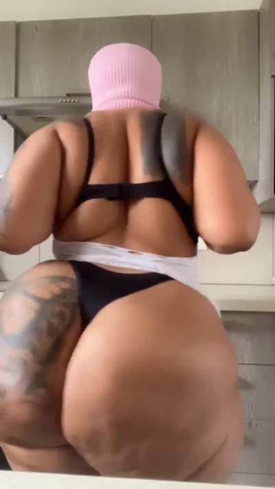 Huge black booty [Ray]