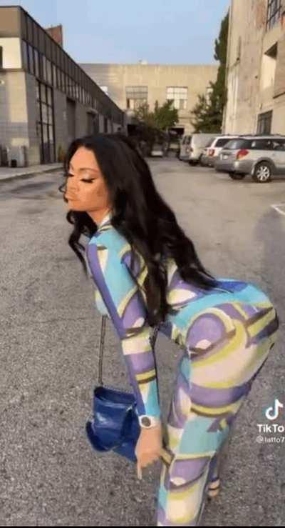 Mulatto Twerking Her Fat Booty on TikTok🍑🤤