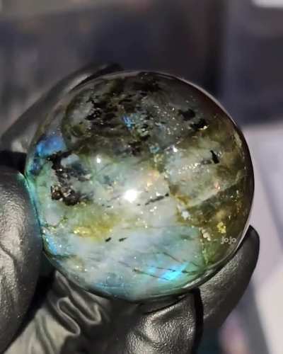 A very sparkly and flashy Labradorite sphere with glittery 4-rayed asterism (I hope my eyes are not playing tricks on me!) and Chatoyancy. Video is a tad long because this Labradorite sphere is extra special (to me anyway! 😅) ✨🔮