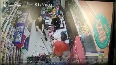 Cashier defend himself using beers against a thief