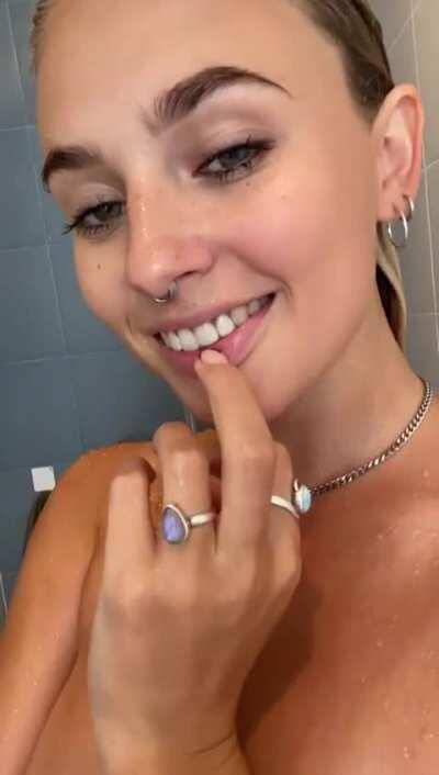 Blonde Showers 😍 Her Free Content In Comment below !