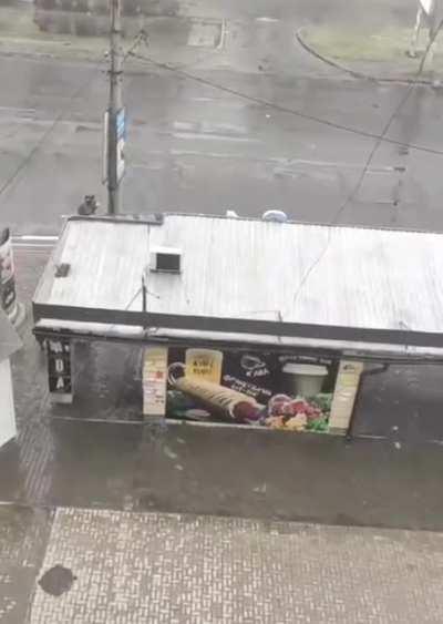 В Херсоне российские военные подтверждают статус вежливых людей. Солдат заботливо рекомендует мирному жителю спрятаться.