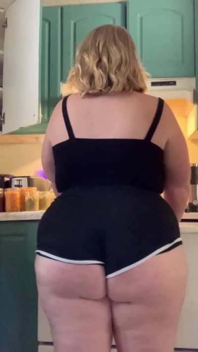 In the kitchen 😘🍑
