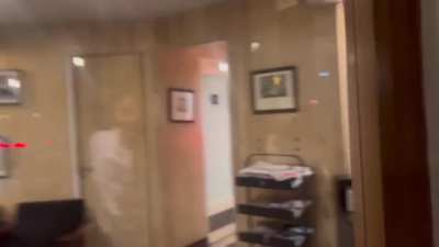 Homeless man enters Starbucks and threatens workers - Mexico City