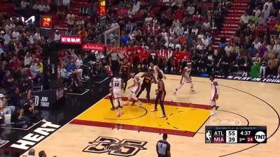 [Highlight] Trae young isos Jimmy Butler with the shot clock winding down and gets the floater to go down!