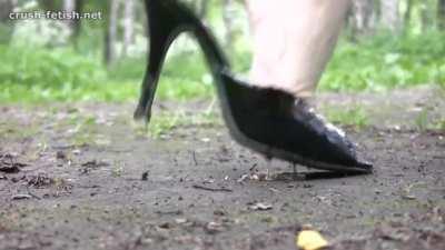 Crushing snail walkover