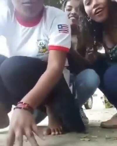 Mulheres ao saber do fim de mayuca