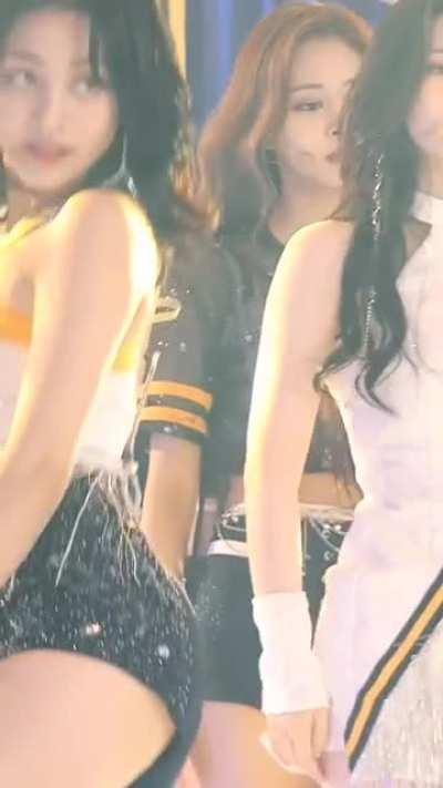 Have mercy mommy Jihyo 🍑