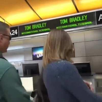 She is the best Human to stan ❤ after all the things they through on her hair , she says to the guard why they didn't let the girl take picture with her 😍❤