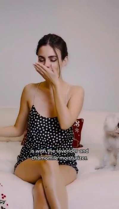 Victoria Justice moisturizes her legs