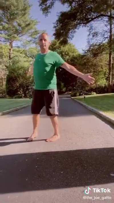 The self proclaimed king of the air hump 😳