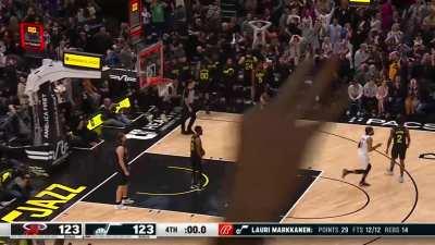 [Highlight] Herro wins it at the buzzer with a 3 off one leg!