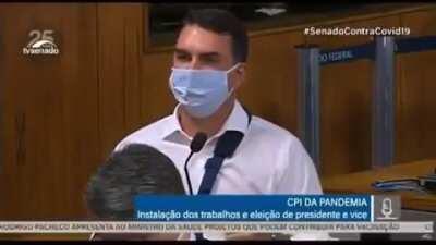 Flávio Bolsonaro agora é a favor do distanciamento social: disse que a CPI da Covid é irresponsável porque reuniões presenciais podem causar mortes de senadores e funcionários do Senado
