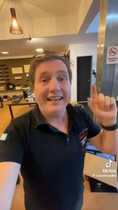 Las peripecias de un importador para ingresar mercadería al país.