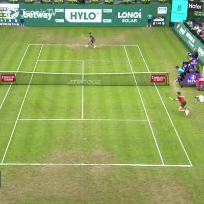 Jannik Sinner with another point of the year contender. He dives and rolls to stay in the point. He follows it up with a backhand passing shot and ends up completely off the court.