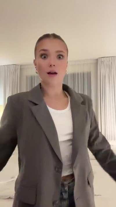 Transition into Bella Poarch - TikTok, 21 August 2023