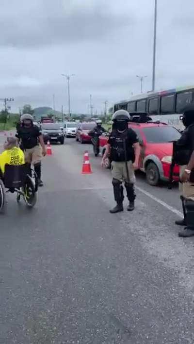 Polícia jogando spray de pimenta em bolsonaristas. Avenida das américas No Rio. Aqui não tem moleza com o Eduardo Paes, não.