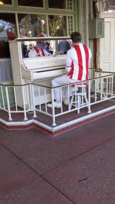 This pianist at Disney World