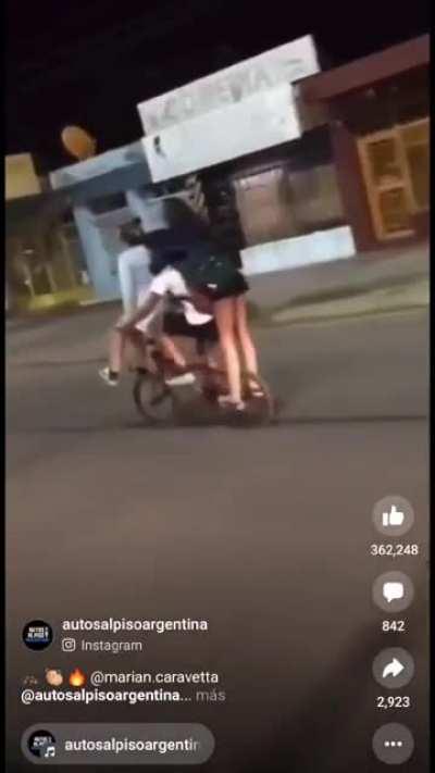 cuando hay facha... hay levante con lo que sea. Ya lo veo entrando al telo con la bici para el trío.