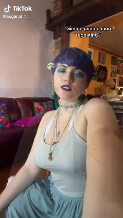 Yeah its so hot to look like you just crawled out of a dumpster and still have bits of lettuce stuck in your hair 🥵