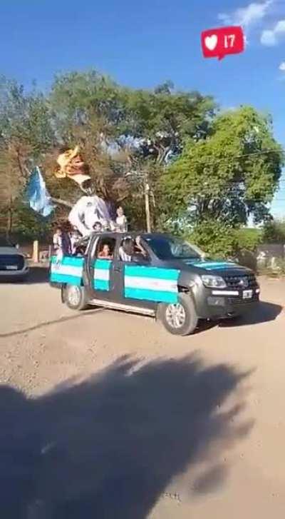 Messi guarda con los cables