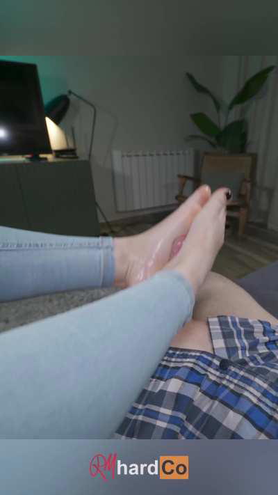 Playing with my feet & getting them covered with cum
