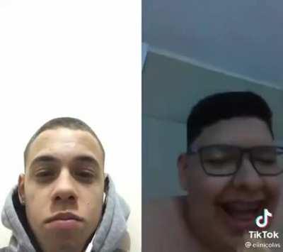 o chat vendo tiktok de mulher