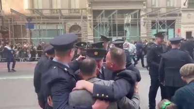 aN aSiAn mAn in nEw YoRk is BrUtalLy draGged awAy by pOliCe