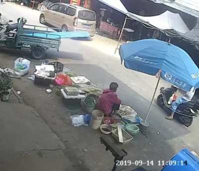 [LFO] Man riding on motorcycle slices neck on metal sheet