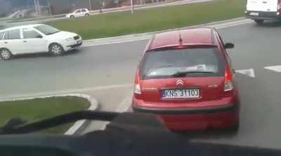 No one ever told this driver how to use a roundabout