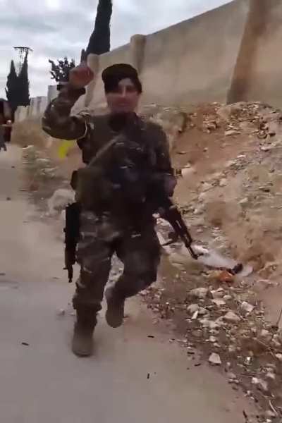 An syrian opposition soldier takes time to inspect and taunt an dead russian soldier/advisor while taking his kitted AK and most interestingly showing the camera a box of Fpv drones the russians had on standby. 28th november,2024.