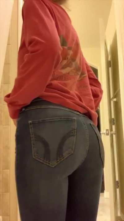 just a tiny teaser! :) let me know if you want to see my bare asshole