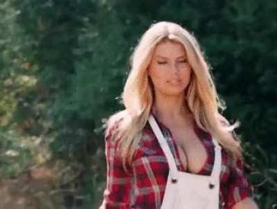 Charlotte McKinney would make the perfect Alabama mommy.