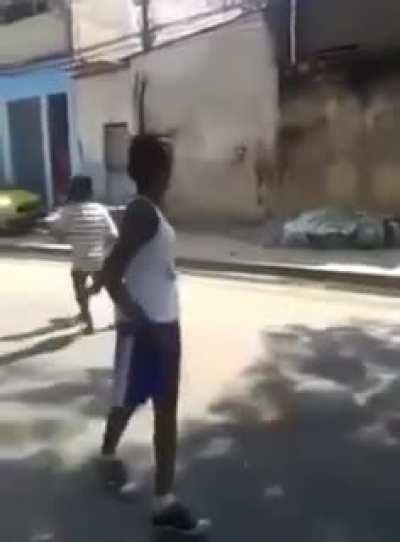 Criança lacradora tem mais é que se fuder