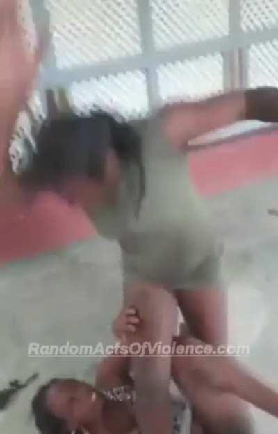 ASS OUT FIGHT IN JAMAICA!