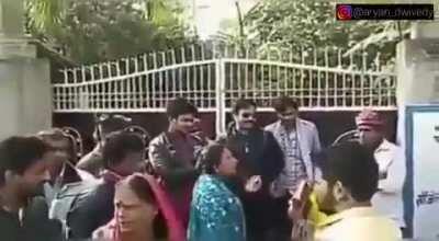 माता सीता के जन्म स्थान जनकपुर में आए थे राइस बैग वाले लोगों का धर्म परिवर्तन कराने। बोल रहे थे बाइबल पढ़ो और रोग भगाओ। फिर इनका जो राम धुलाई हुआ। पूरा देखिए बहुत मजा आएगा। This is how Missionaries should be handled.