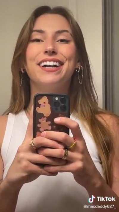 Why is she so attractive 🥵 you got 7 mins in heaven with her what you doing