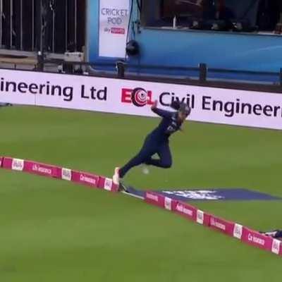 crazy good catch by cricketer.