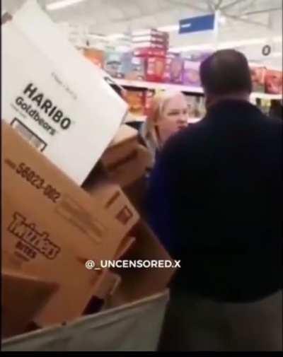Woman harasses customer's in a grocery store until she gets arrested