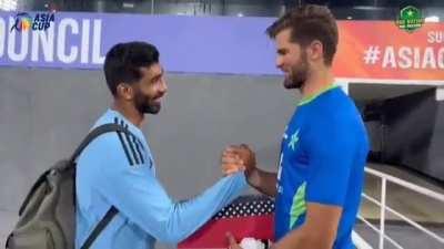 Shaheen gifting Asia Cup 