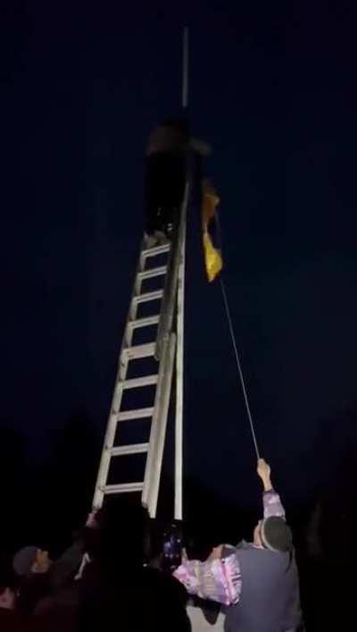 Zmiivka was liberated, people sing the Ukranian anthem in the darkness